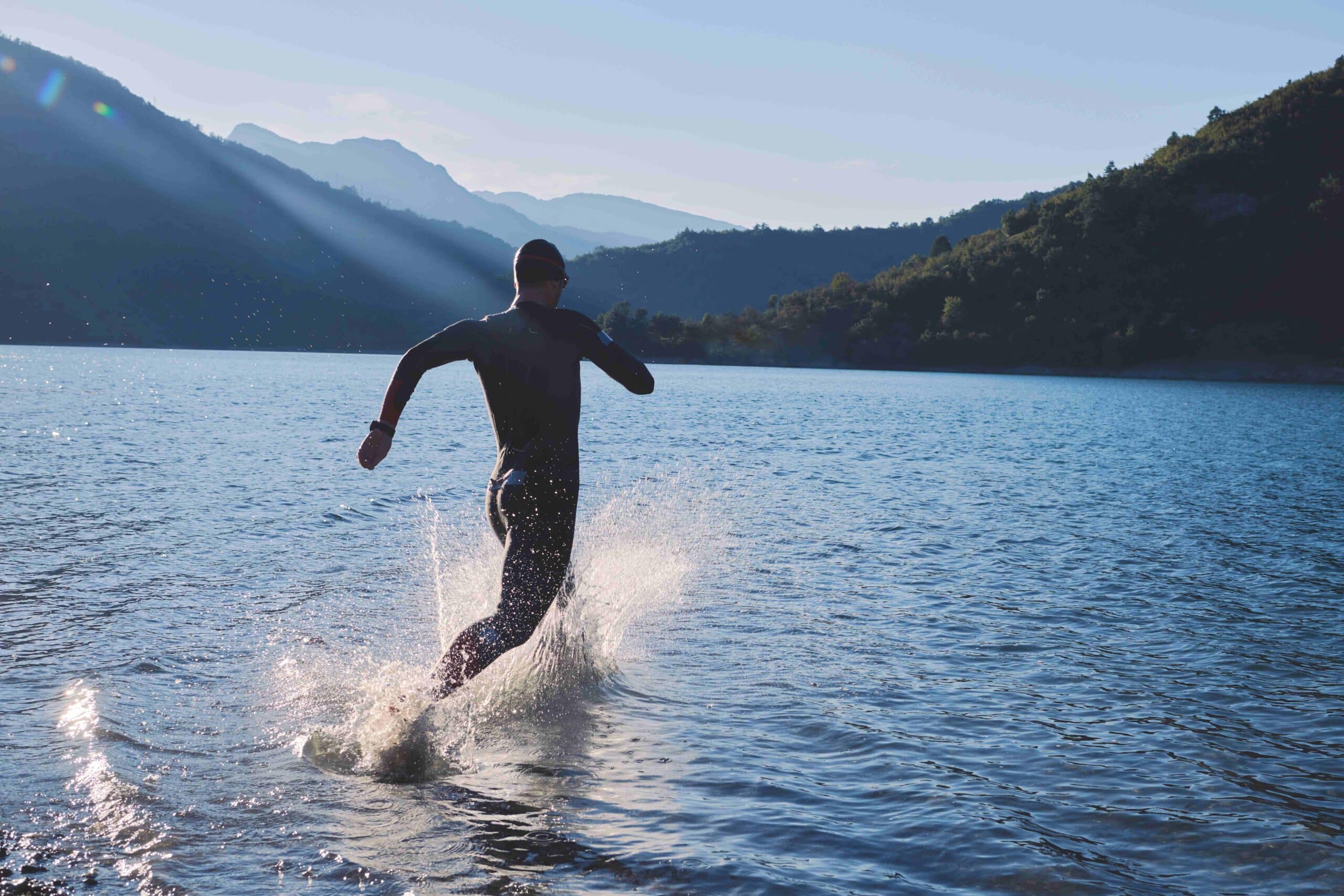 Triathlon-Athlet beginnt Schwimmtraining auf dem See