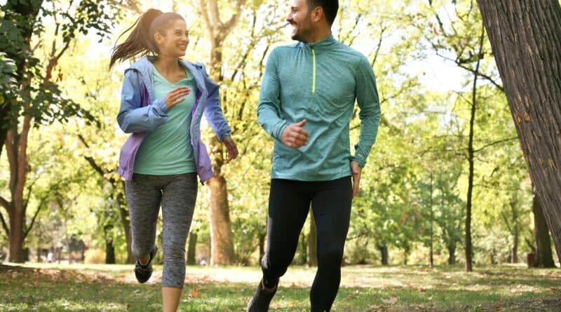 Junges Paar läuft zusammen im Park. Junge Leute beim Training.